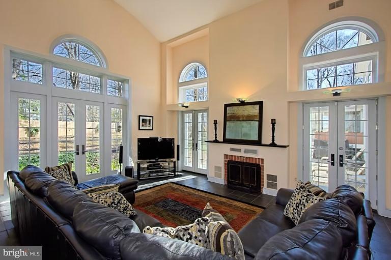 8905 Transue Dr, Bethesda, MD 20817 - photo 1