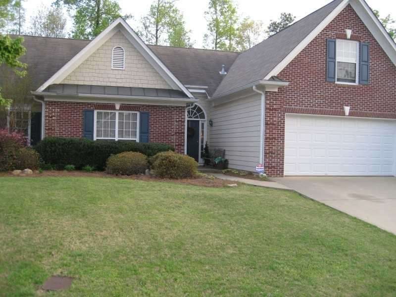Exterior Front. Great brick and hardiplank siding 