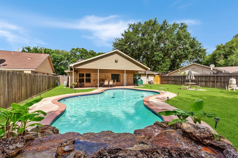 7422 Ashmole Ln, Houston, TX 77088 - photo 1