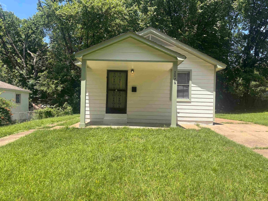 Bungalow featuring a front yard