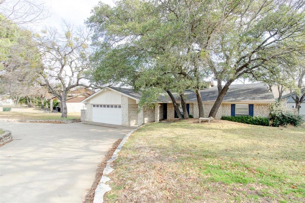 3911 Crescent Dr, Granbury, TX 76049 - photo 1