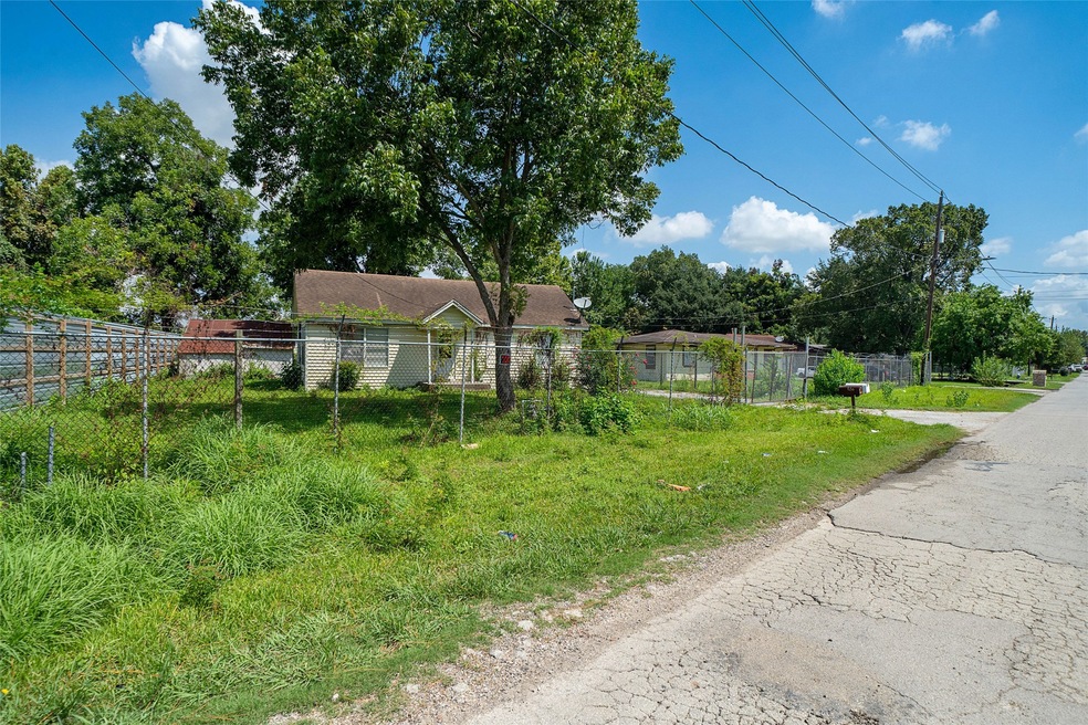 610 Blue Bell Rd, Houston, TX 77037 - photo 1