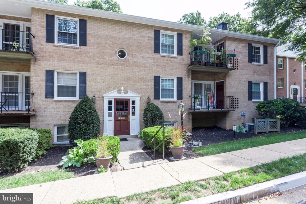 3901 Lyndhurst Dr unit 102, Fairfax, VA 22031 - photo 1