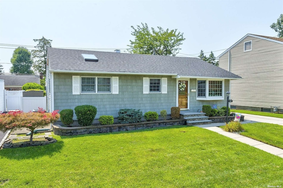 717 Patterson Ave, Franklin Square, NY 11010 - photo 1