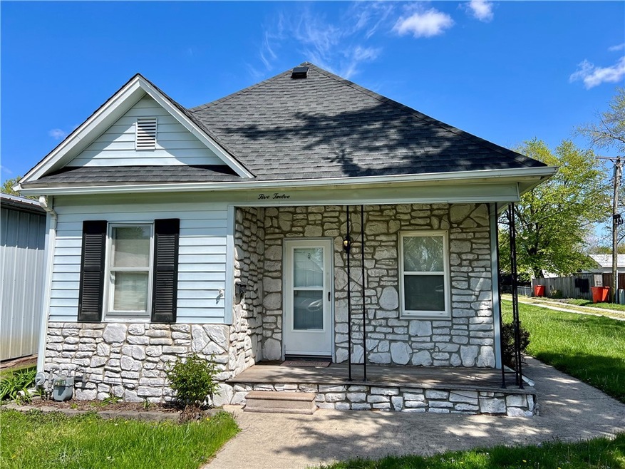 512 N 32nd St, Mattoon, IL 61938 - photo 1