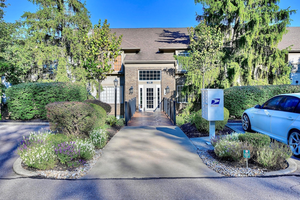 576 Cloverfield Ln unit 308, Fort Wright, KY 41011 - photo 1