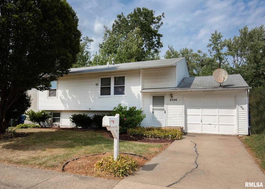 2526 W 56th St, Davenport, IA 52806 - photo 1