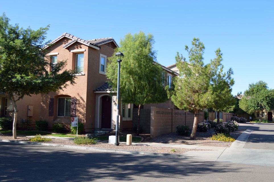 Beautiful Maintanance free Front Yard