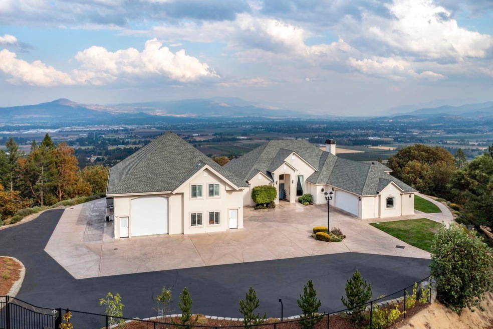 2407 Johns Peak Rd, Central Point, OR 97502 - photo 1