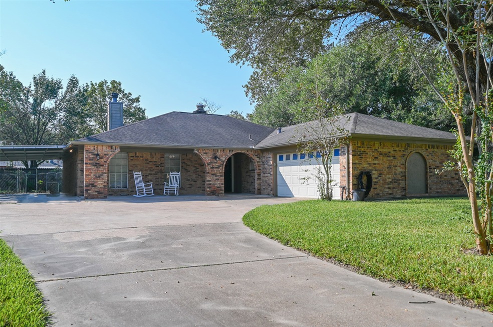 369 Somerset Ct, Alvin, TX 77511 - photo 1