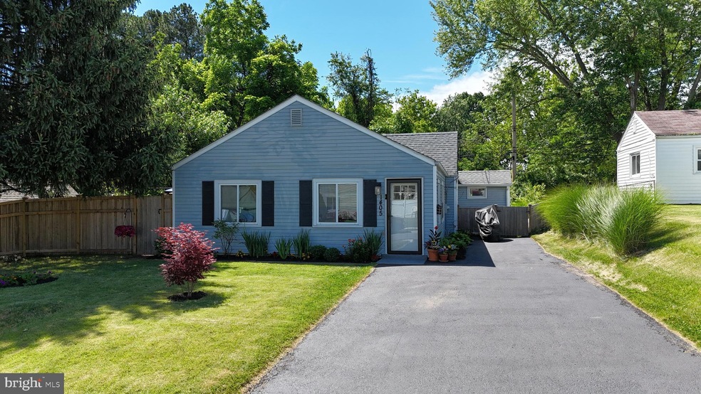 1405 E Willow Run Dr, Wilmington, DE 19805 - photo 1