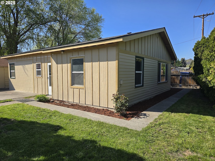 3208 W 7th St, the Dalles, OR 97058 - photo 1