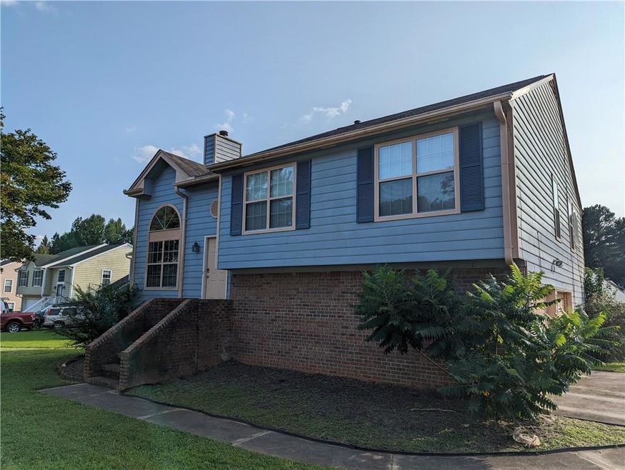View of front facade featuring a front yard