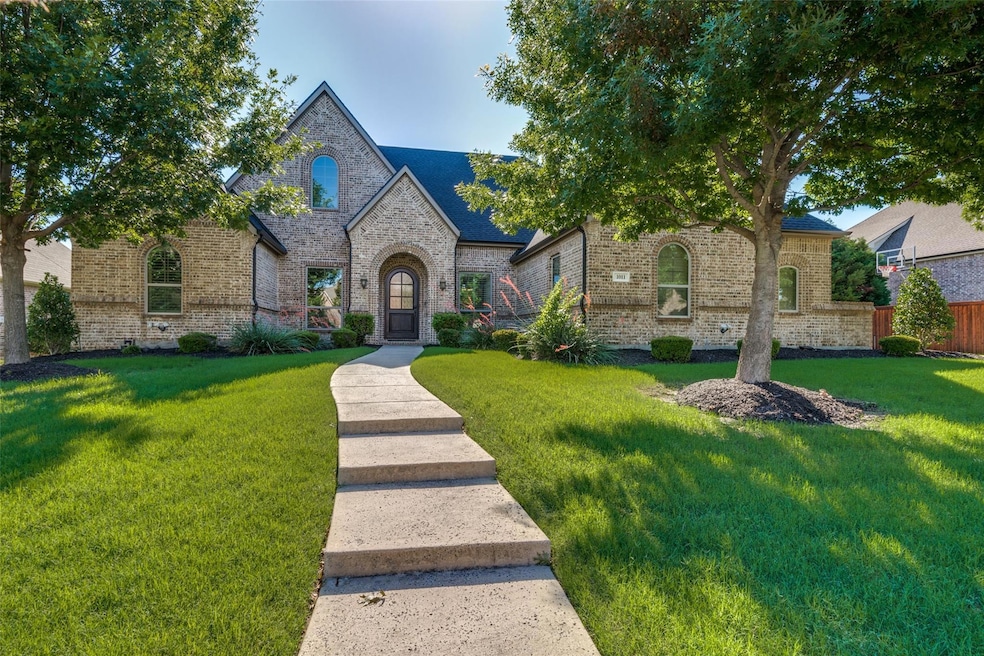 View of front facade featuring a front yard