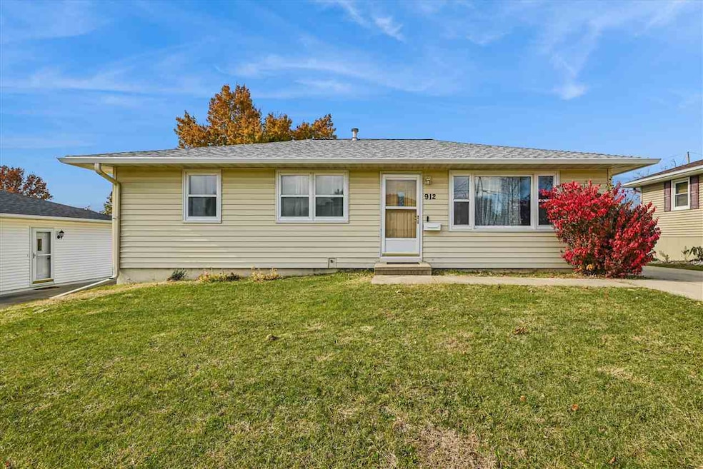 912 29th St NW, Cedar Rapids, IA 52405 - photo 1