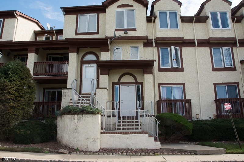 211 Michaels Ct, Woodbridge, NJ 07095 - photo 1