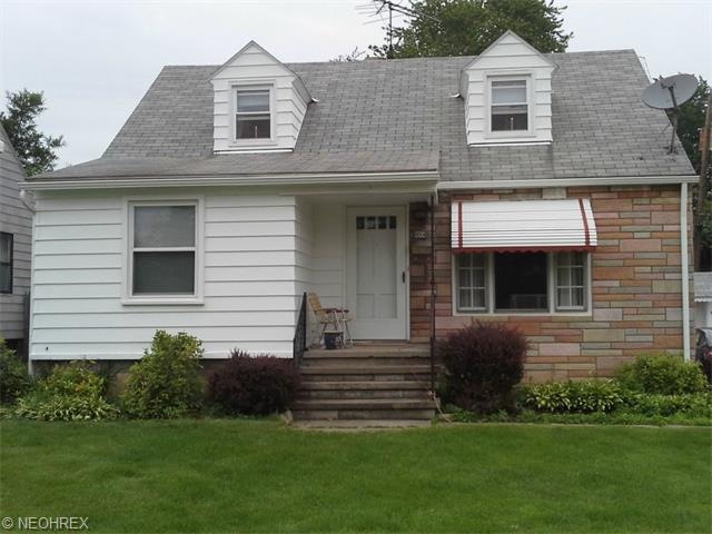 1 owner nicely maintained 2 bed, 1 1/2 bath, full 