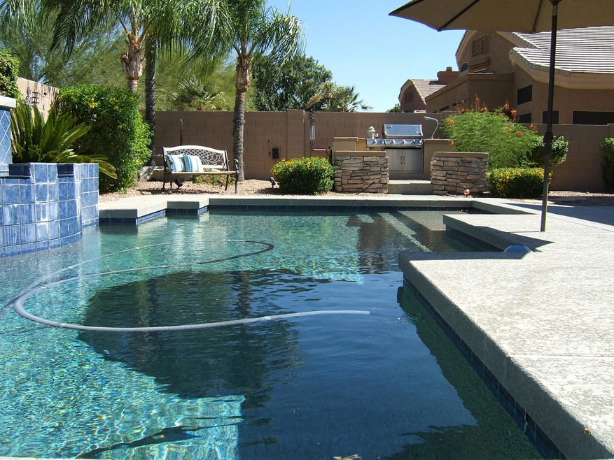 CONTEMPORARY SPARKLING POOL