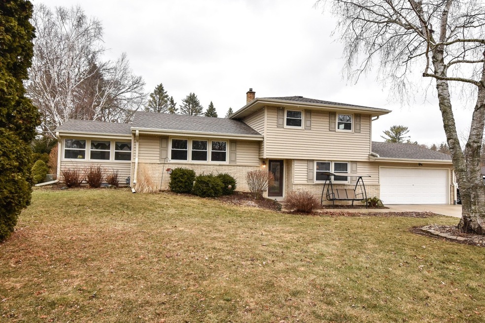 N71W13776 Nicolet Ct, Menomonee Falls, WI 53051 - photo 1