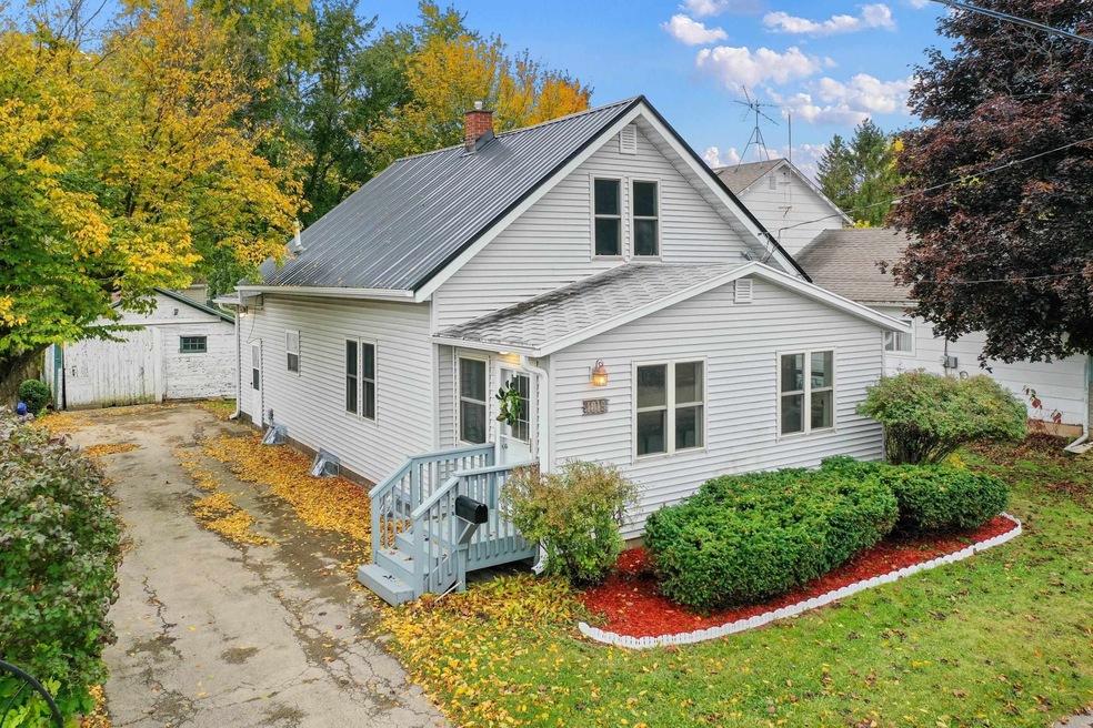 1019 W Bell Ave, Appleton, WI 54914 - photo 1