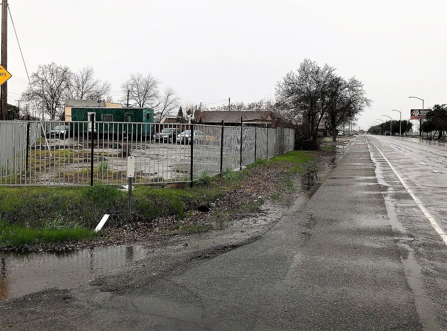 Commercial Lot with GREAT Visibility!