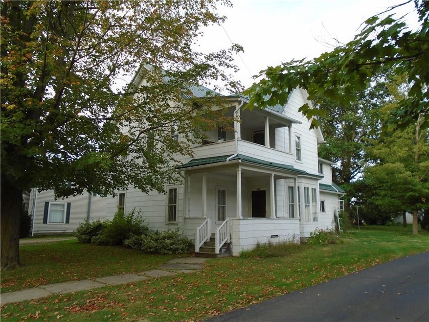 Spacious 3 - 4 bedroom family home on large, deep 