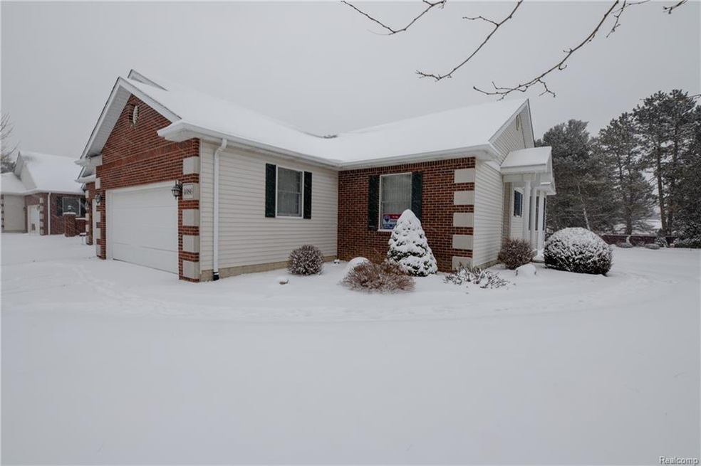4086 Squire Hill Dr unit 28, Flushing, MI 48433 - photo 1