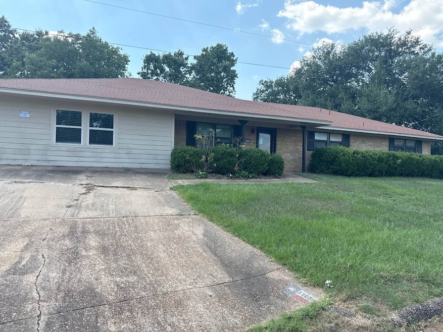 1405 Cedar Dr, Gladewater, TX 75647 - photo 1