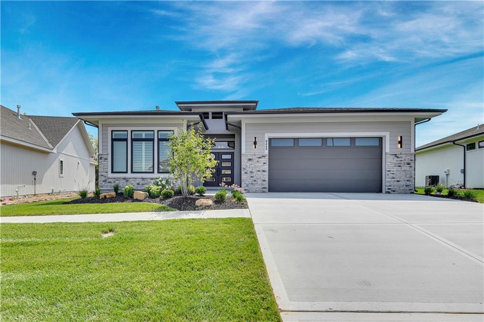 9377 Aurora St, Lenexa, KS 66220 - photo 1