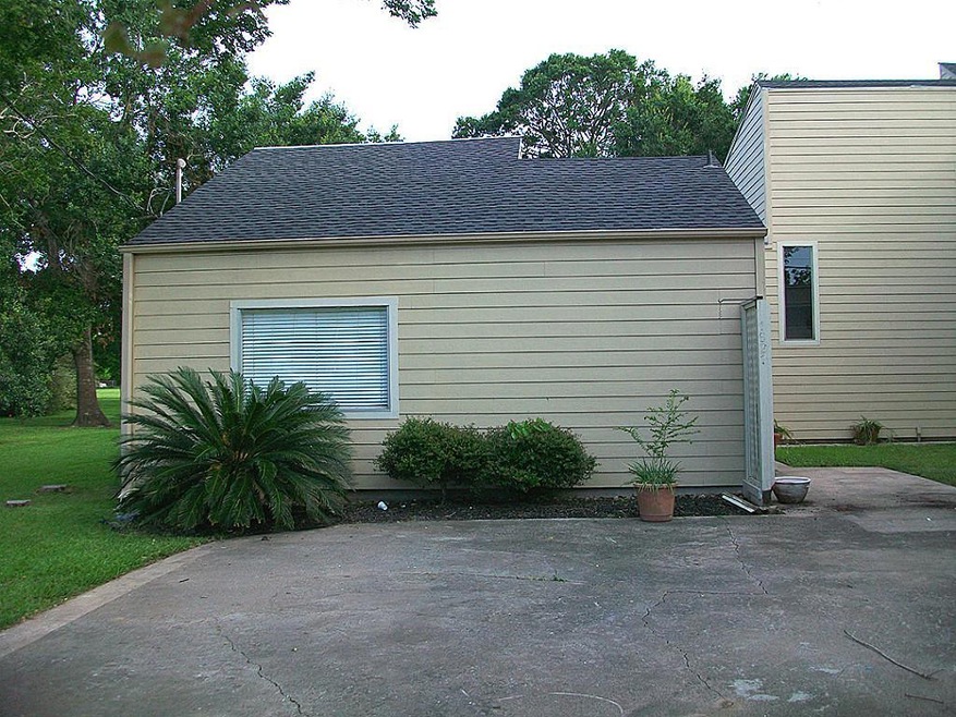 1621 W Adoue St unit 1621, Alvin, TX 77511 - photo 1