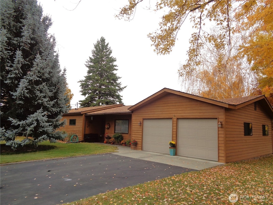 319 Oak St, Omak, WA 98841 - photo 1