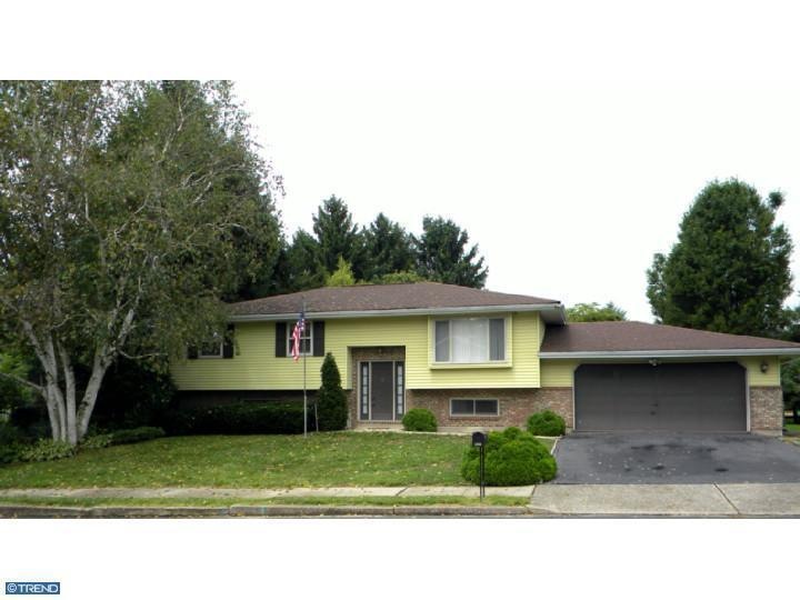 4525 Nile Dr, Whitehall, PA 18052 - photo 1