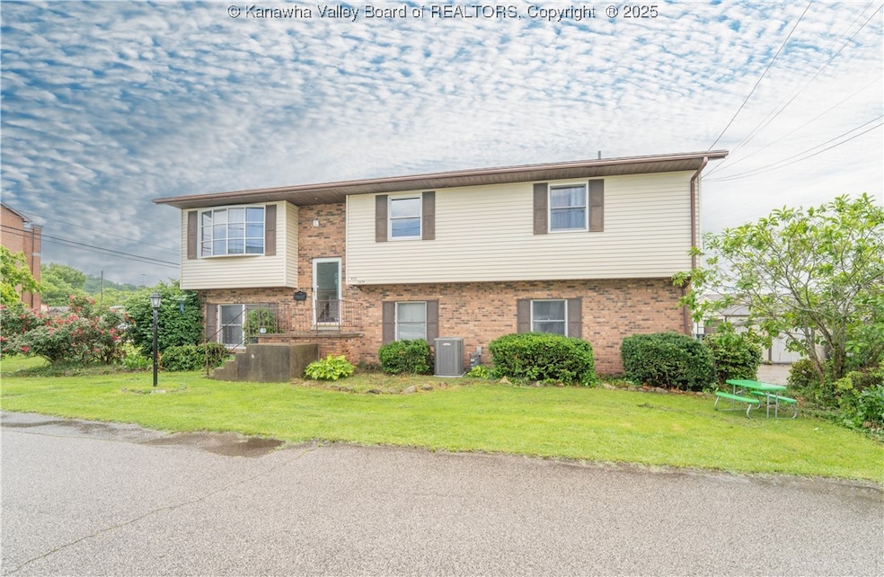 400 13th St, Dunbar, WV 25064 - photo 1