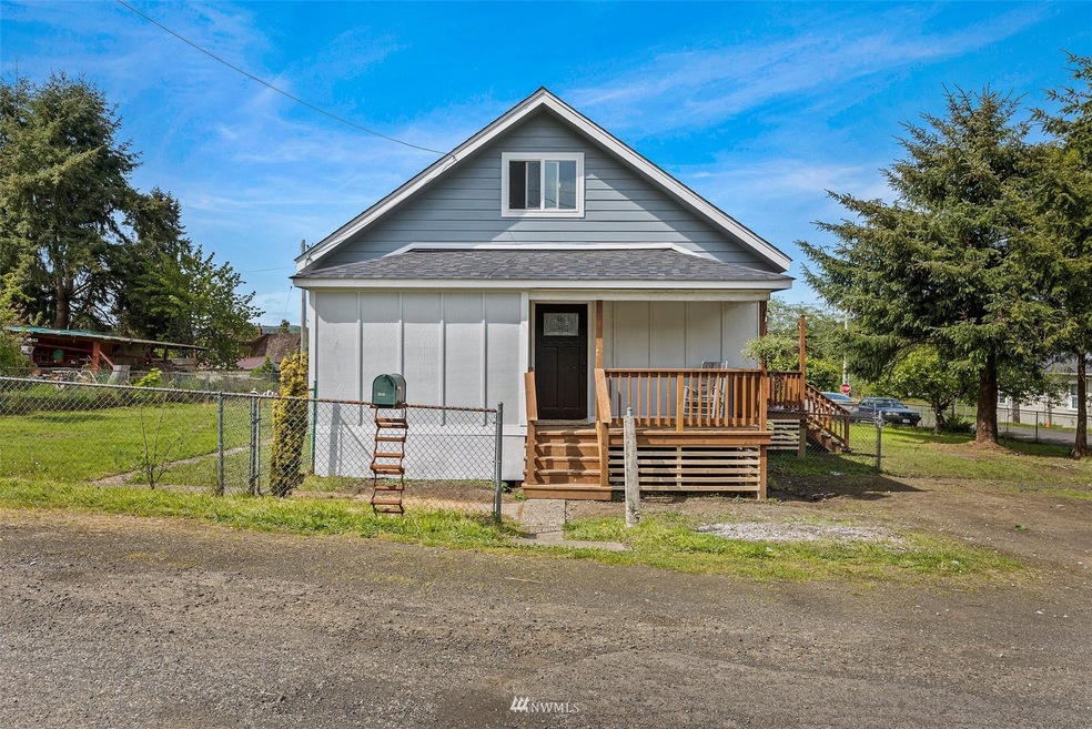 2048 Williams St, Raymond, WA 98577 - photo 1