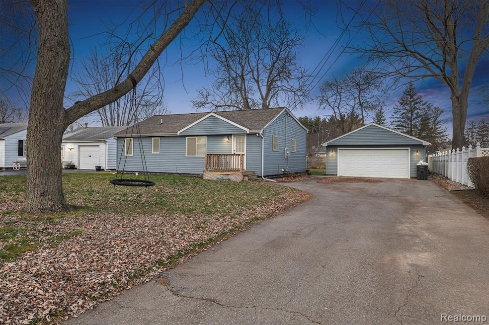 5077 Esta Dr, Flint, MI 48506 - photo 1