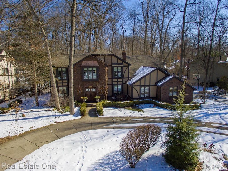 3635 Oakleaf Dr, West Bloomfield, MI 48324 - photo 1