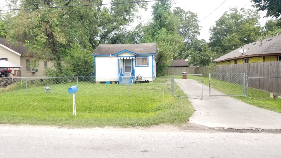 914 Ellington St, Houston, TX 77088 - photo 1