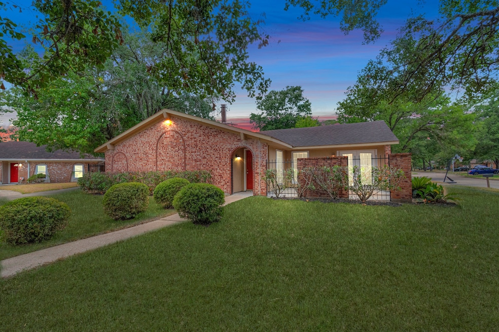 5811 Par Four Dr, Houston, TX 77088 - photo 1