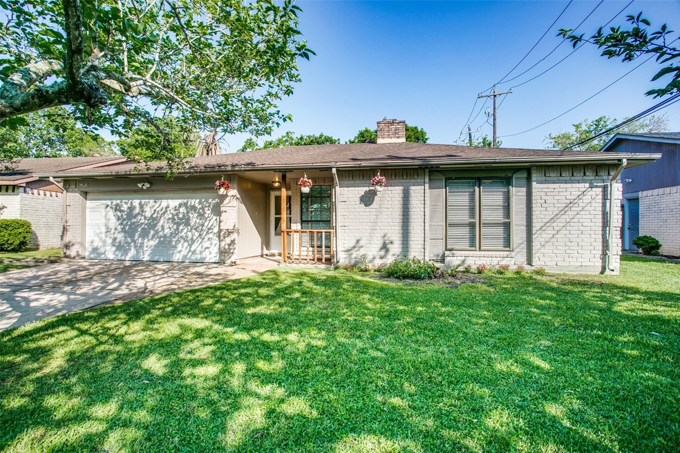 3910 Townes Forest Rd, Friendswood, TX 77546 - photo 1