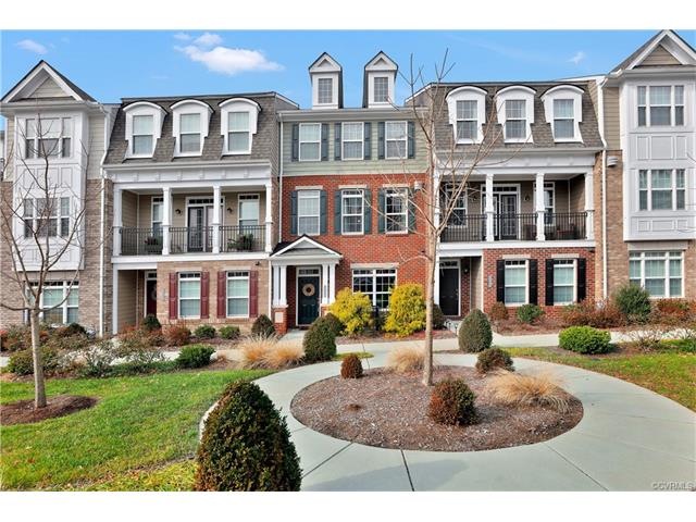 Beautiful unit, overlooking the landscaped courtya