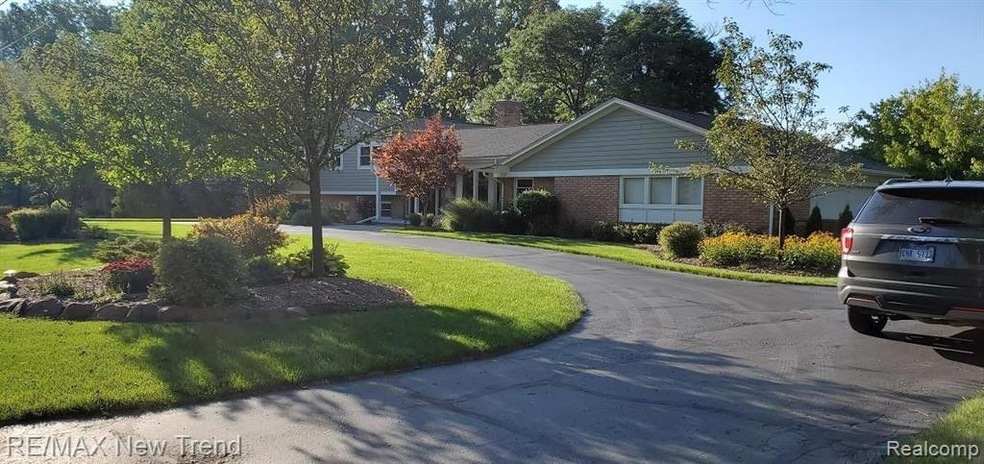 1 circular driveway in.jpg