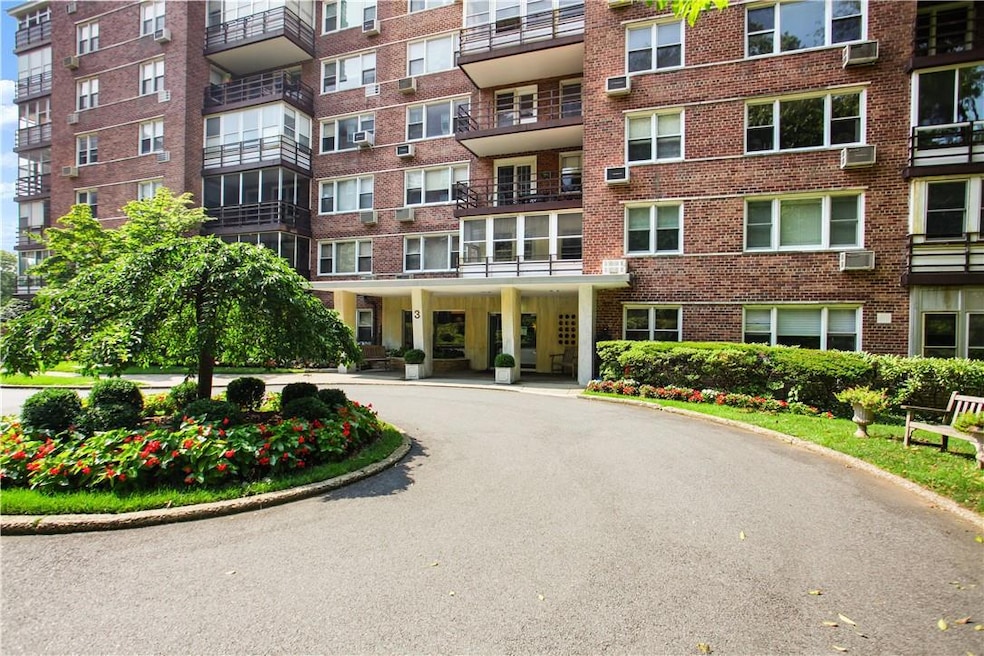 3 Washington Square unit E, Larchmont, NY 10538 - photo 1