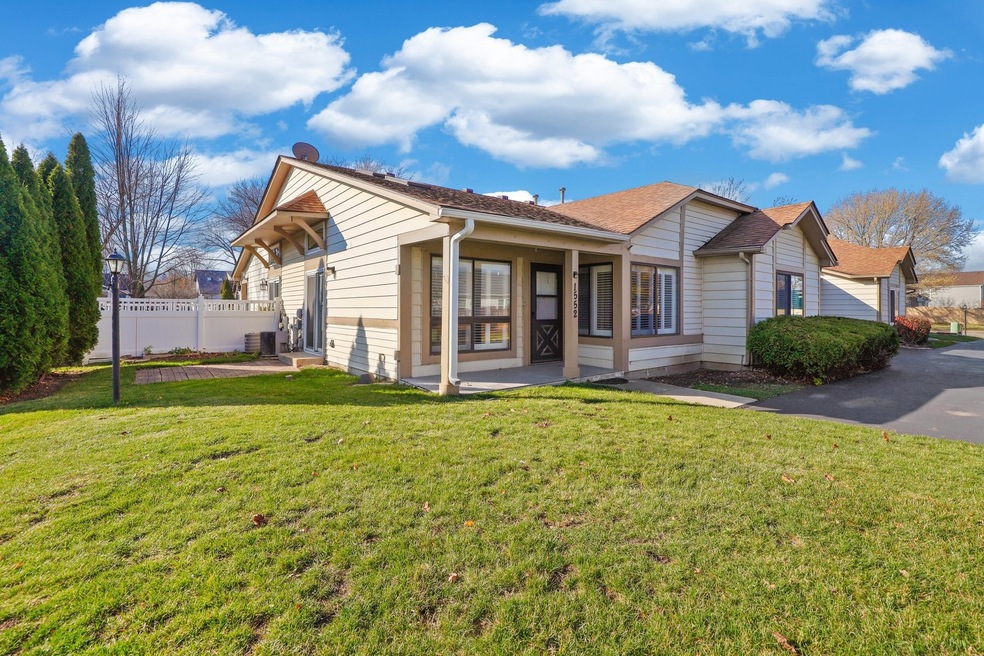 1552 Ranchview Dr unit 1552, Naperville, IL 60565 - photo 1