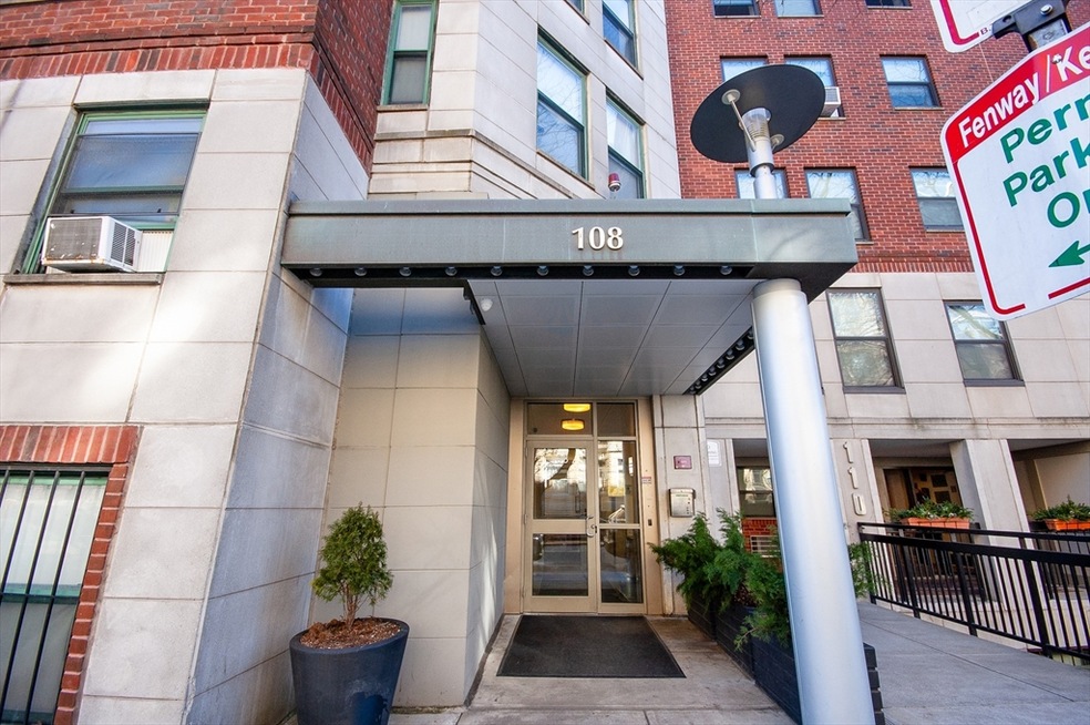 108 Peterborough St unit 7D, Boston, MA 02215 - photo 1