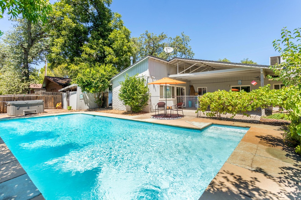 Pool/Hot Tub/Covered Patio