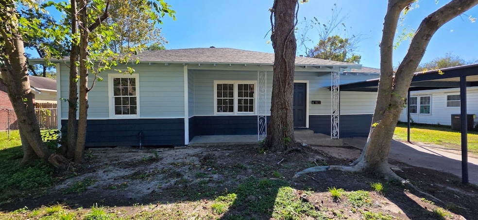 130 E Witcher Ln, Houston, TX 77076 - photo 1