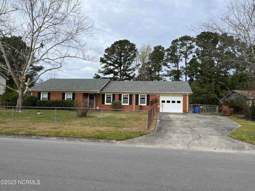 215 Greenbriar Dr, Jacksonville, NC 28546 - photo 1