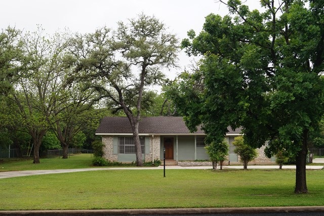 107 Ridgewood Dr, Fredericksburg, TX 78624 - photo 1