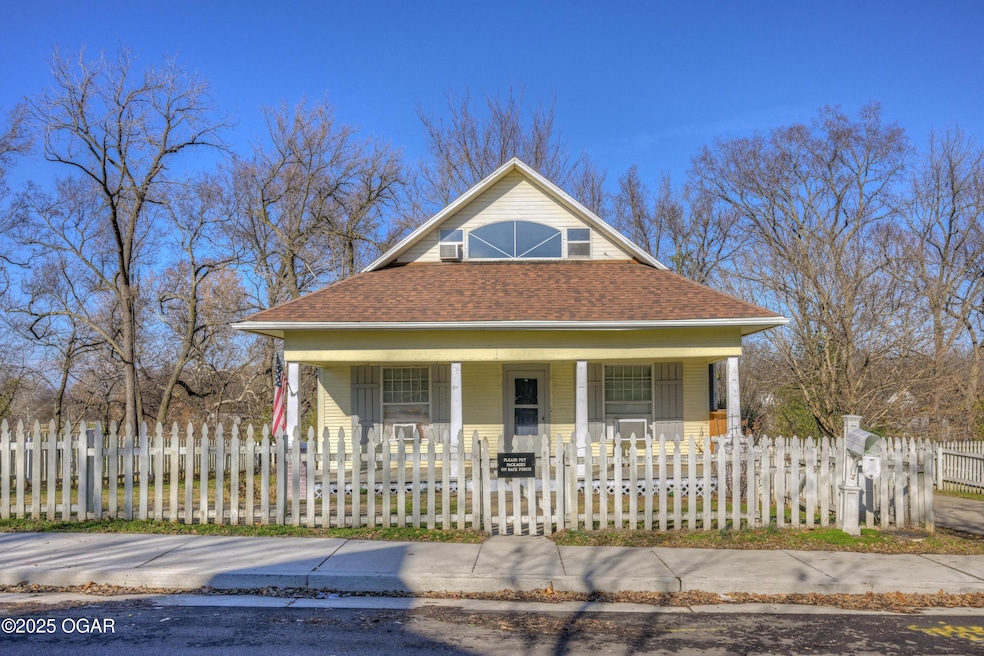 611 E Hill St, Joplin, MO 64801 - photo 1