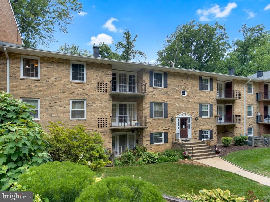 3800 Lyndhurst Dr unit 301, Fairfax, VA 22031 - photo 1